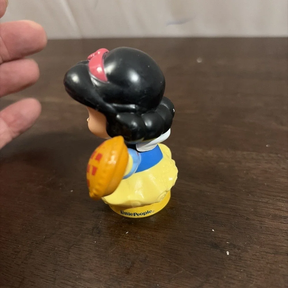 Fisher Price Little People Disney Princess Snow White W/ Pie Figure 2016 Mattel